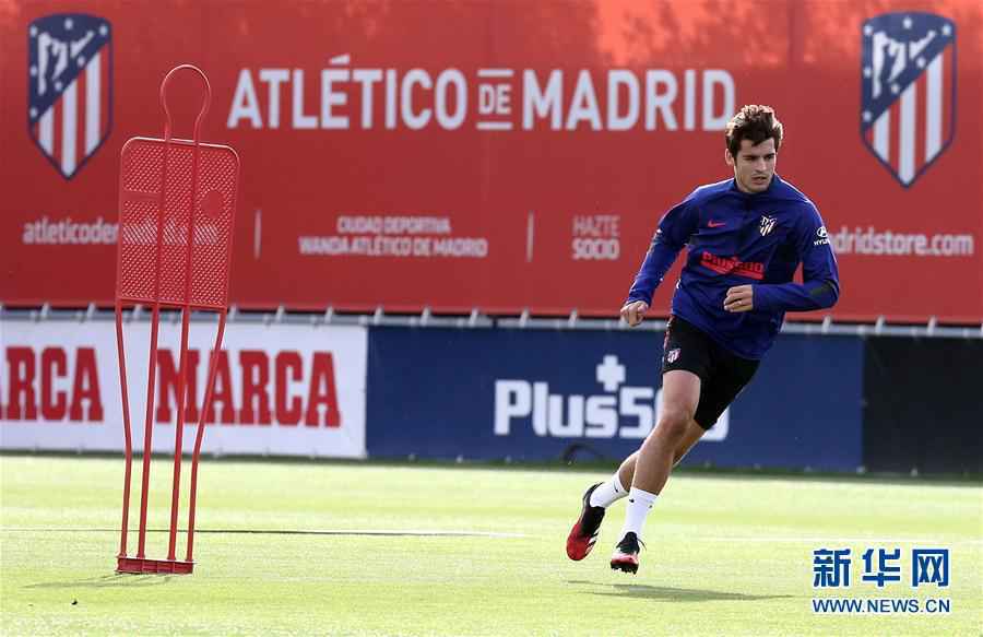 （体育）（1）足球——马德里竞技队恢复训练