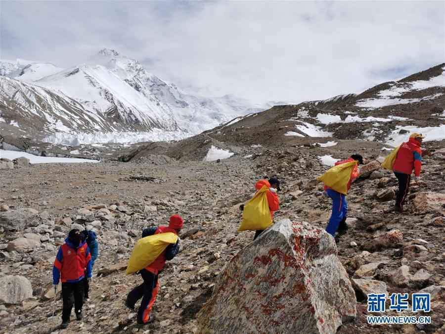 （体育·图文互动）（7）西藏举行2020年春季登山垃圾清理回收活动 山峰环保机制逐步健全