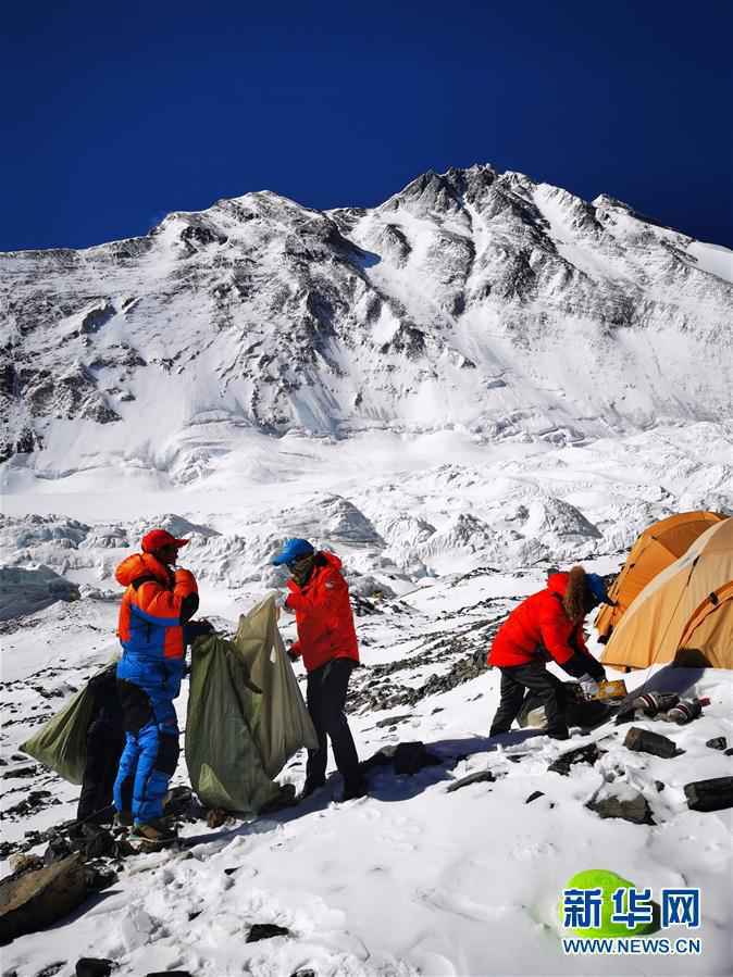（体育·图文互动）（8）西藏举行2020年春季登山垃圾清理回收活动 山峰环保机制逐步健全