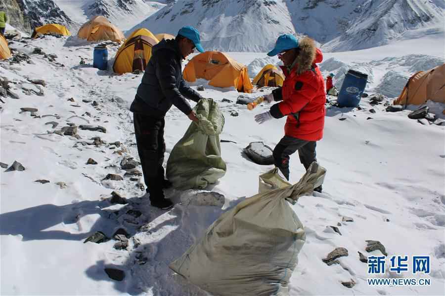 （体育·图文互动）（9）西藏举行2020年春季登山垃圾清理回收活动 山峰环保机制逐步健全