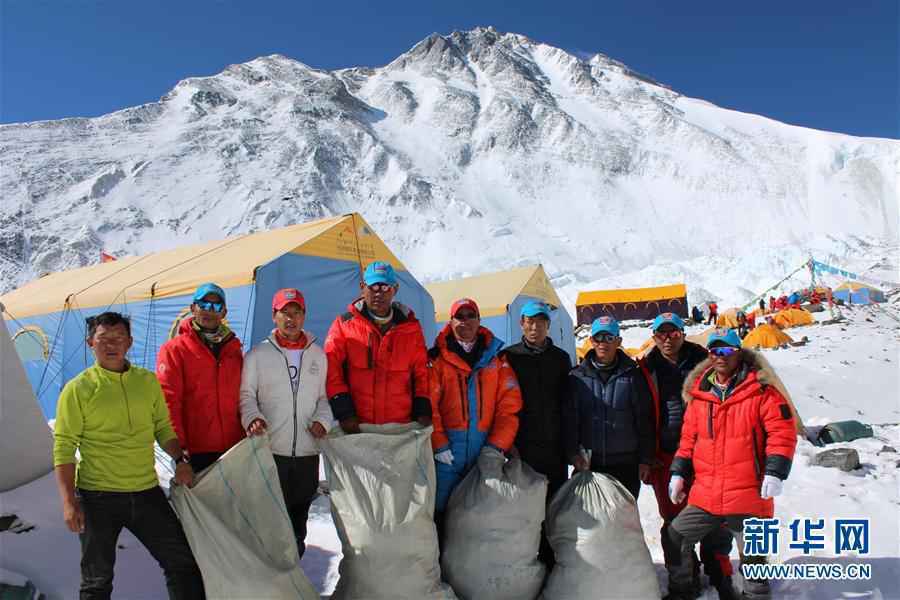 （体育·图文互动）（10）西藏举行2020年春季登山垃圾清理回收活动 山峰环保机制逐步健全