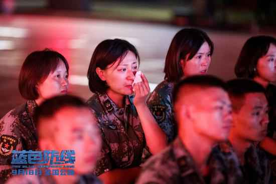 《蓝色防线》全国首场放映 杨根思部队千人观影