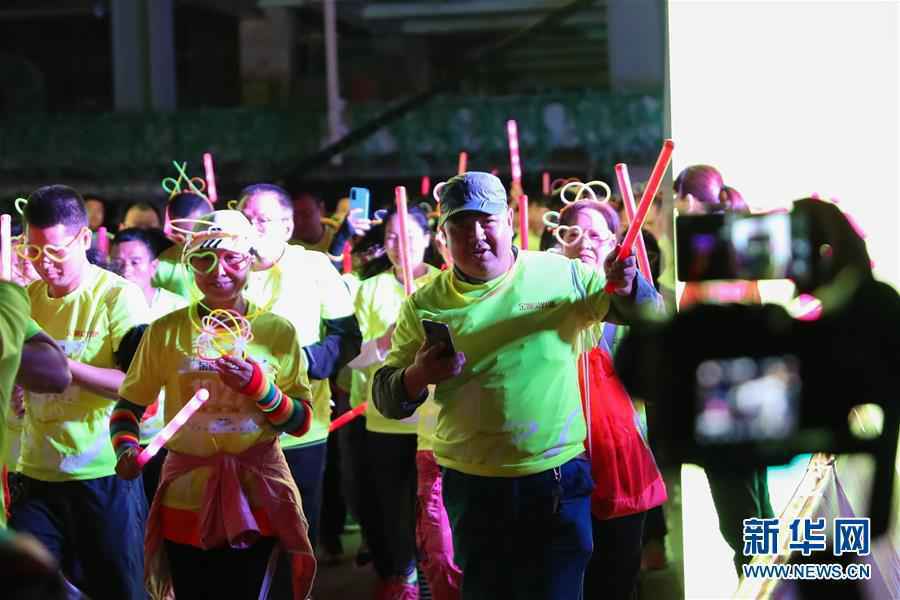 （体育）（2）2020兰州马拉松系列赛金城荧光跑点亮黄河之滨