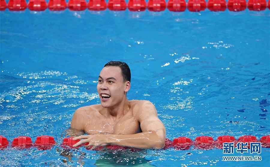 （体育）（1）游泳——全国冠军赛：余贺新获得男子100米自由泳预赛第一名