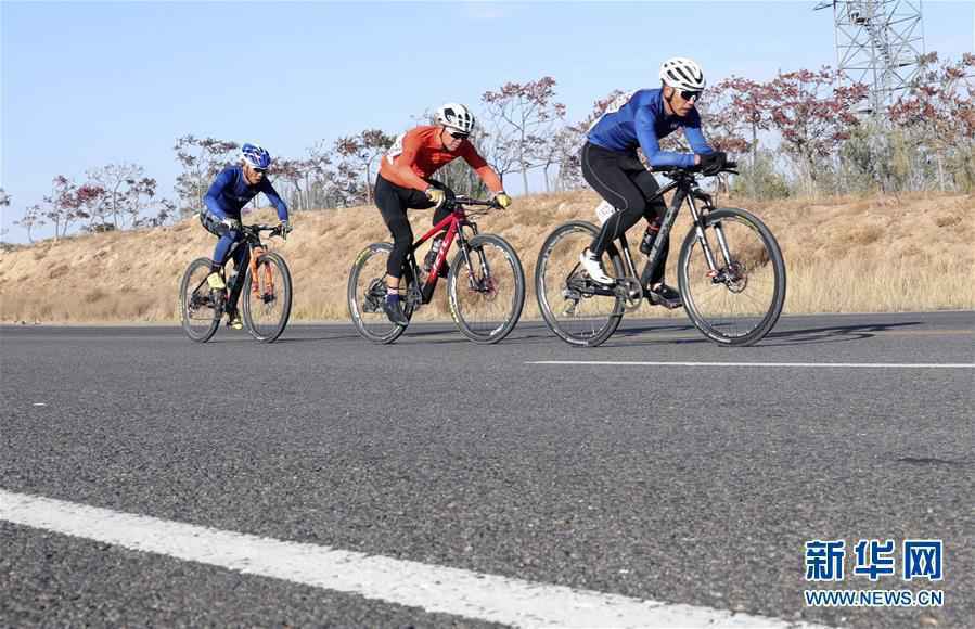 （体育）（1）自行车——环乌梁素海自行车赛开赛