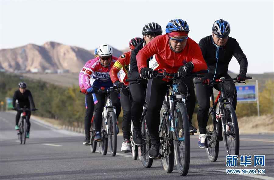 （体育）（2）自行车——环乌梁素海自行车赛开赛