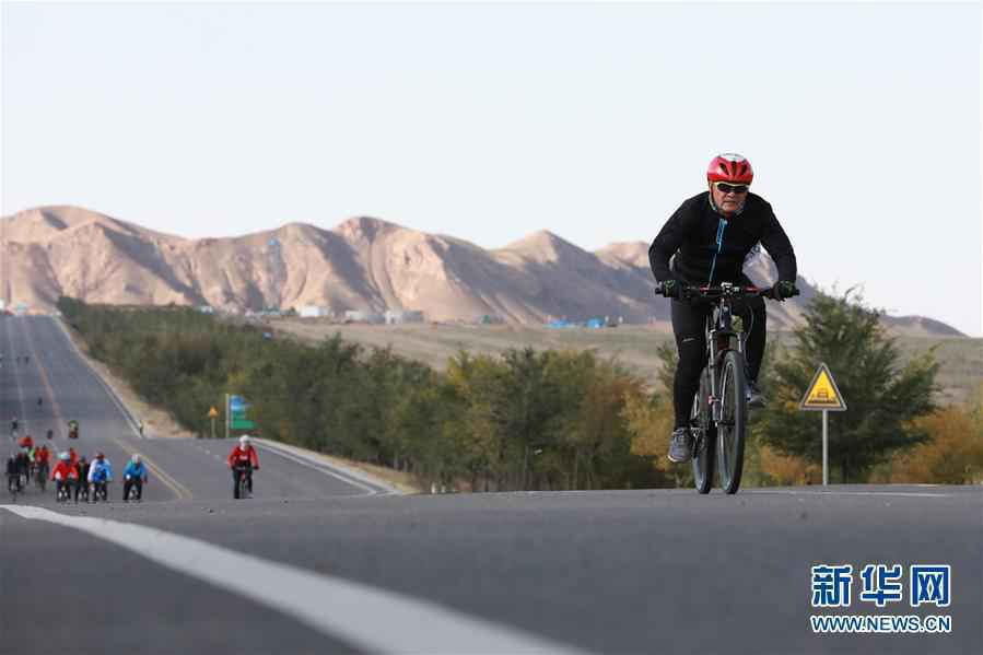 （体育）（3）自行车——环乌梁素海自行车赛开赛