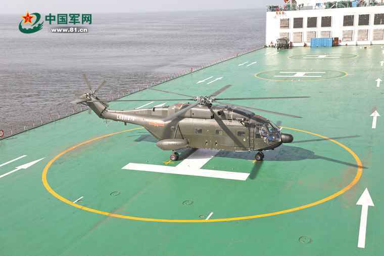 一场舰机协同保障演练，陆军直升机飞上海军战舰