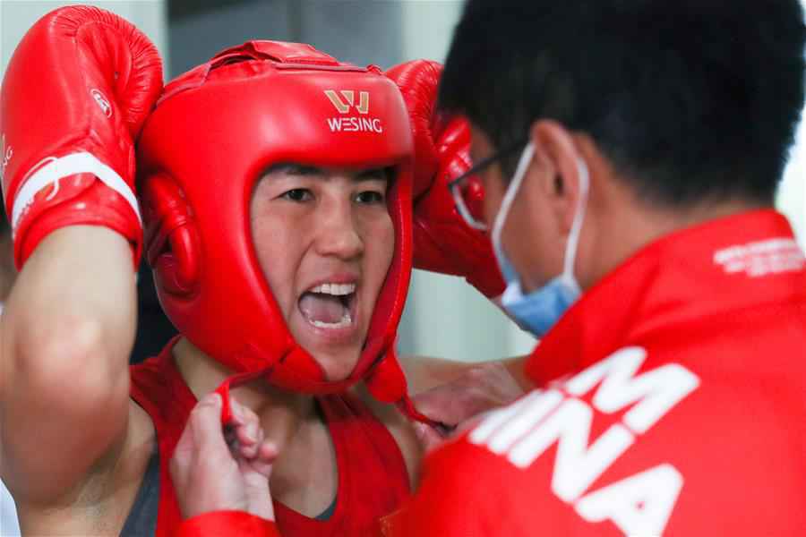 （体育）（9）拳击——全国女子锦标赛：尹军花晋级四强