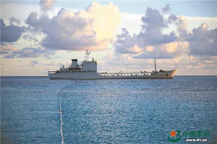南部战区海军某勤务船大队探索“无码头补给”应急保障模式