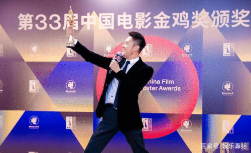 印小天获金鸡奖，唱跳乌兰图雅《站在草原望北京》表达喜悦心情！