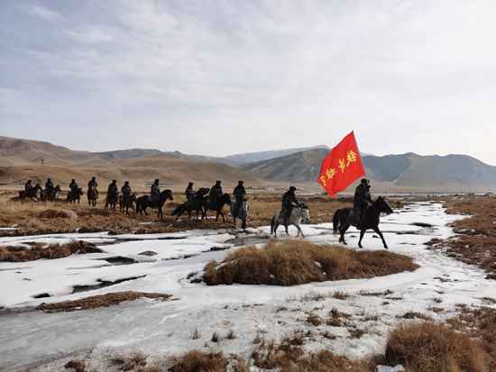 揭秘中国战略导弹部队唯一骑兵分队：巡逻雪山之巅警戒外围安全