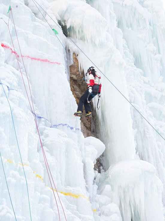攀冰成功登顶！周韦彤挑战世界最冷极限运动