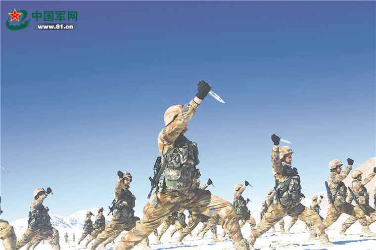新疆军区某合成师官兵在海拔5000米雪域高原大练兵