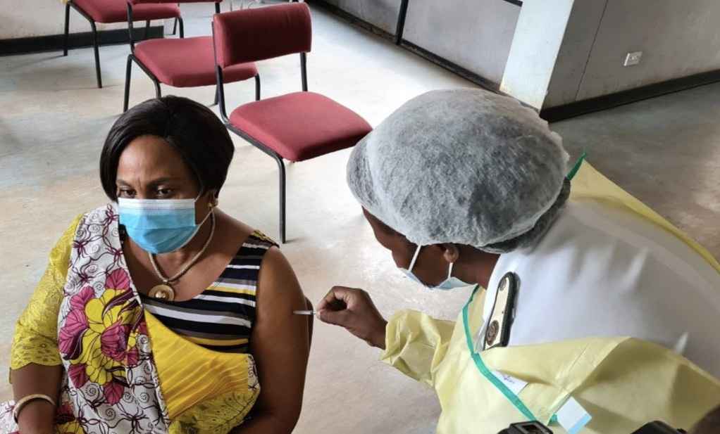 ​津巴布韦新闻部部长接种中国产新冠疫苗