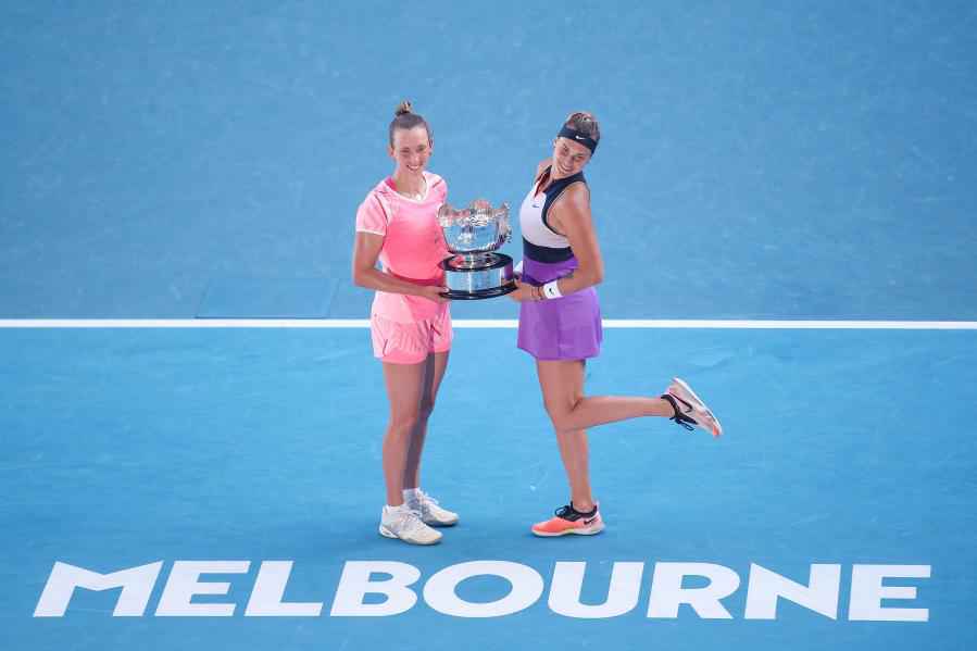 澳网：萨巴伦卡/梅尔滕斯夺得女双冠军