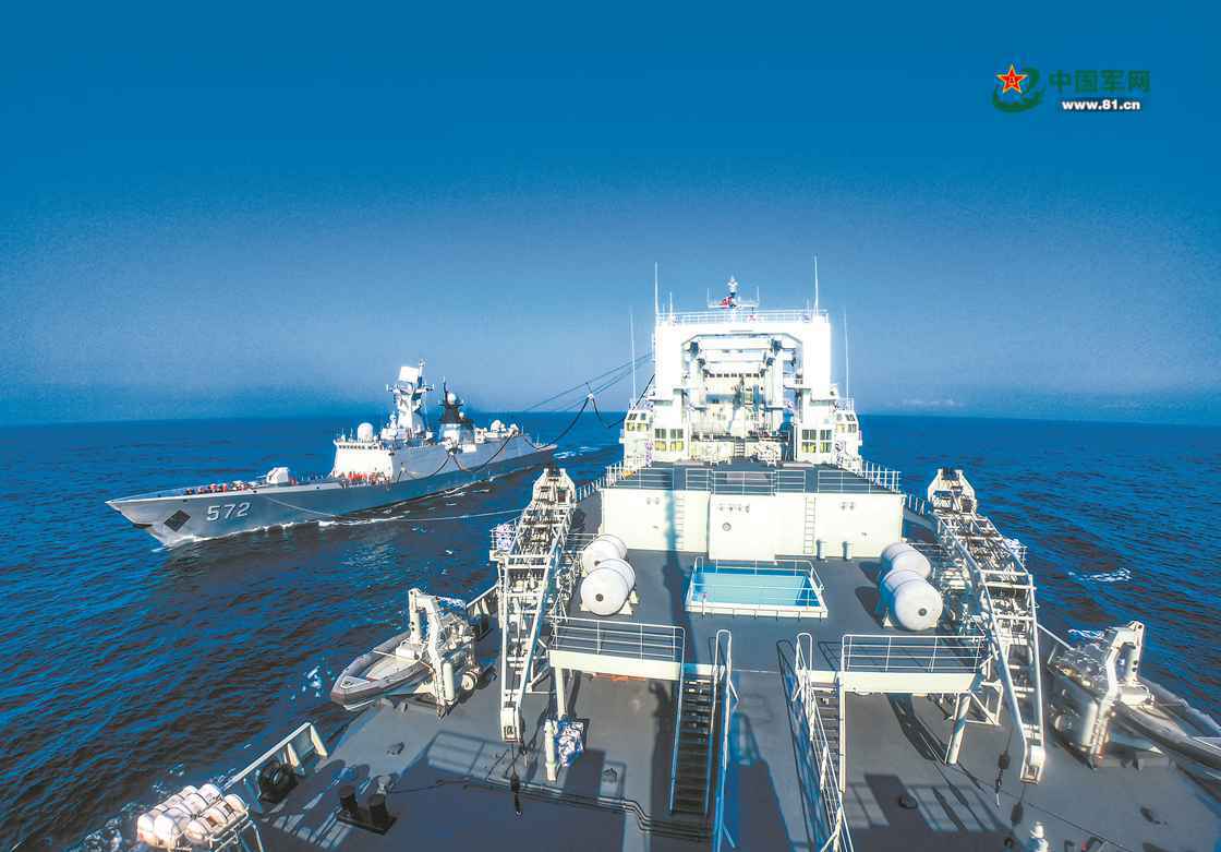 青海湖舰连续多日开展海上实战化训练 碧海深处练补给