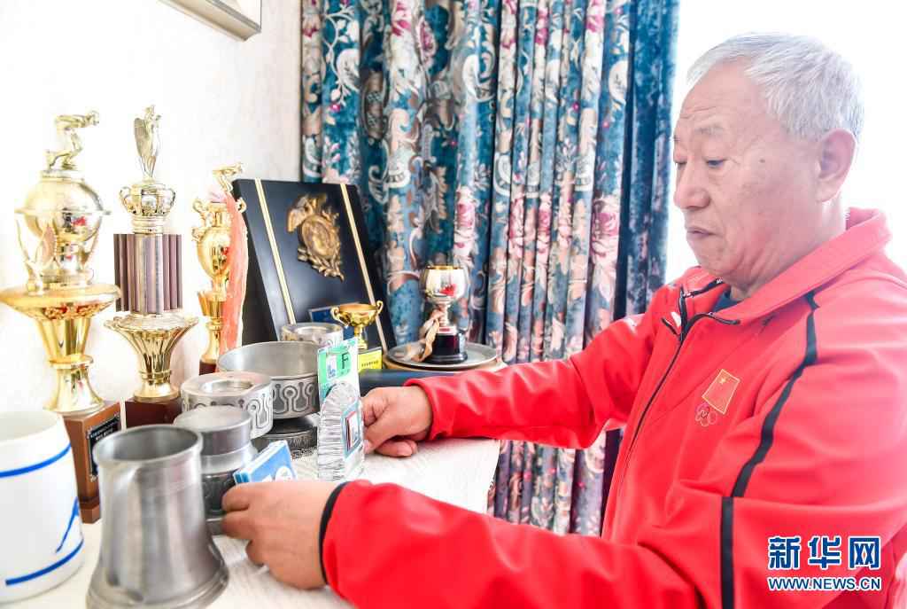 走近冬奥 | 41年前，他成为中国第一位冬奥旗手
