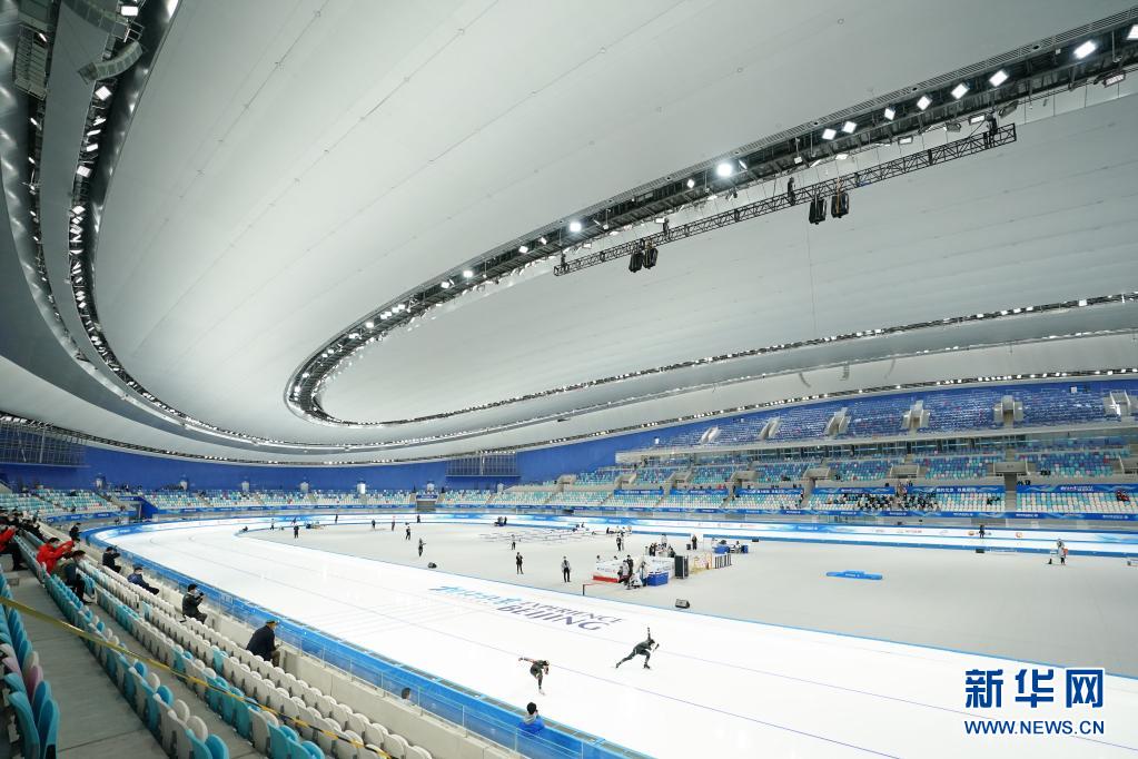 “相约北京”冰上测试活动速滑比赛在“冰丝带”鸣枪起跑