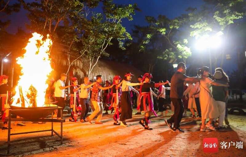 全媒体看海南 | 走进琼中什寒村：品尝山兰酒、围着篝火起舞 感受特色苗族文化
