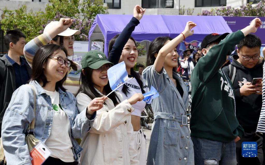 成都大运会倒计时100天青春歌会在清华大学举行