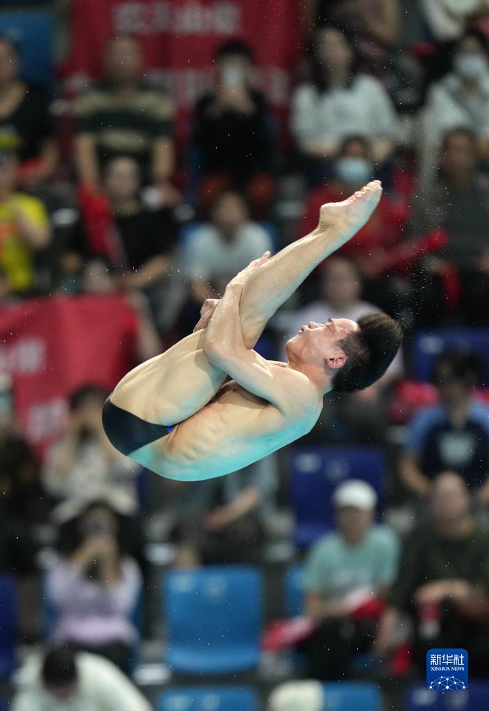  跳水世界杯西安站：男子10米台杨昊夺冠