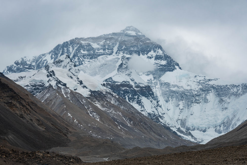  尼泊尔登山向导创造28次登顶珠峰新纪录